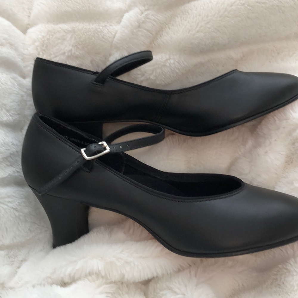 Capezio 2” character Shoes, Black size 8